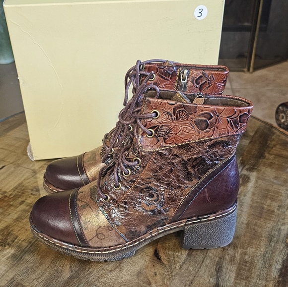L'artiste Shoes - Floral Lace-Up Boots in Brown and Gold